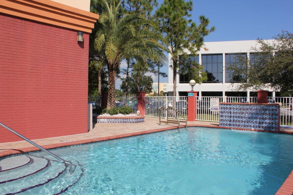 Comfort Inn & Suites Northeast - Gateway Sankt Petersburg Exterior foto