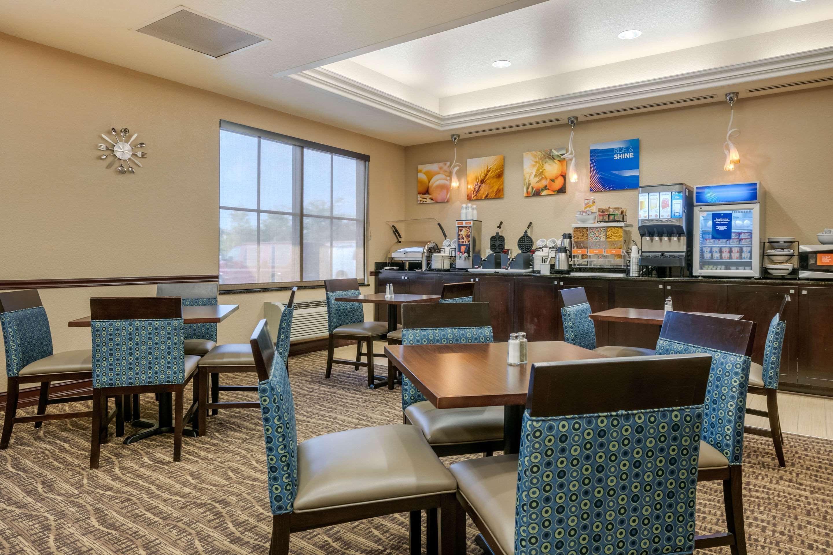 Comfort Inn & Suites Northeast - Gateway Sankt Petersburg Exterior foto