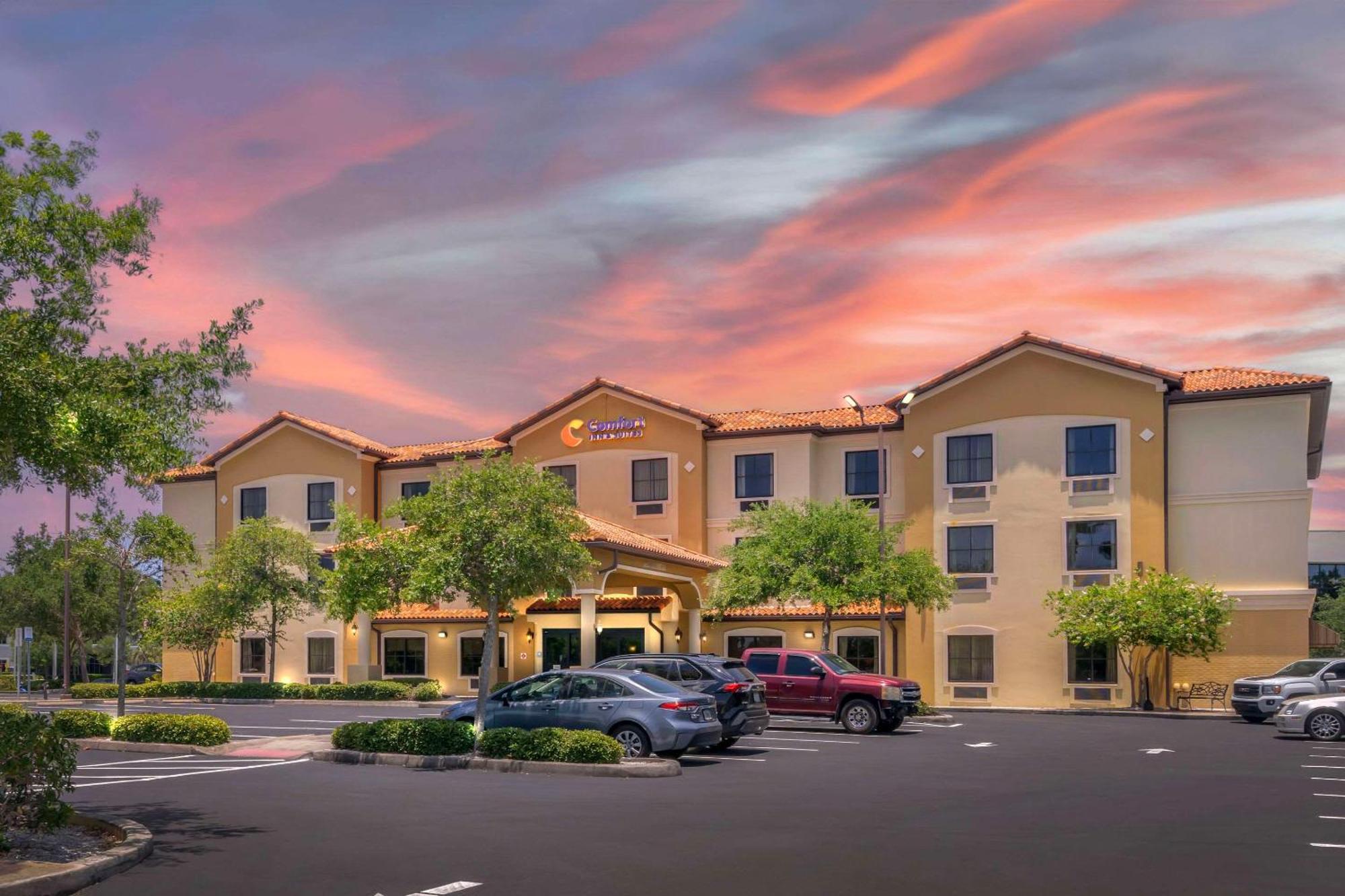 Comfort Inn & Suites Northeast - Gateway Sankt Petersburg Exterior foto